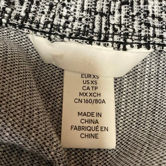 H&M Womens Black Tweed Button Long Sleeve Pockets Crop Blazer Coat Jacket Top XS - Picture 3 of 3